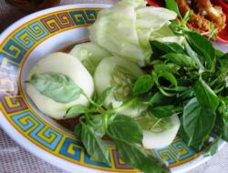 3 Lalapan Ini Penawar Takut Kolesterol Lezatnya Nasi Bebek?