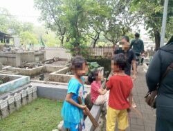 Tradisi Ramadan di Makam Tembok Ramai Anak-anak