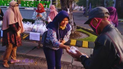 MT Nur Jannah Bagikan Nasi Bungkus Jumat Berkah