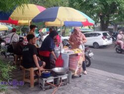 Tradisi Ramadan Ngabuburit Berburu Menu Takjil di Rungkut Lor
