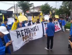 Massa PMII Gelar Unjuk Rasa di Depan Polres Mojokerto