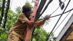 Pemkot Surabaya Putus Kabel FO dan Tiang Provider Nakal