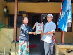 Rumah Belajar Anjal Gresik Salurkan Beras Zakat