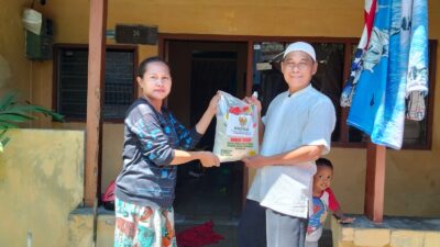 Rumah Belajar Anjal Gresik Salurkan Beras Zakat