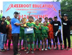 Pemain Indonesia Muda antar Bajul Ijo Unika Juara U12 di Malang