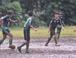 Kahfi deRossi Bikin Solid Pertahanan Unika Bajul Ijo U15