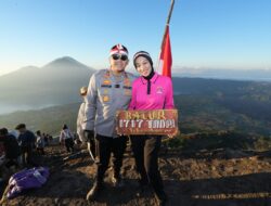 Kapolres Bangli Bawa Merah Putih Berkibar di Puncak Batur