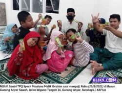 TPQ Syech Maulana Malik Ibrahim Bagi Snack ke Santri usai Ngaji