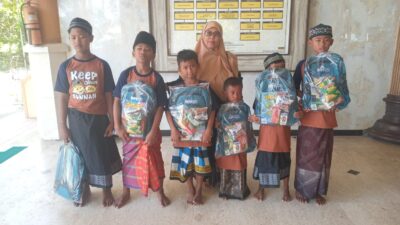 6 Anak Jalanan Terminal Gubernur Suryo Gresik Dikhitan